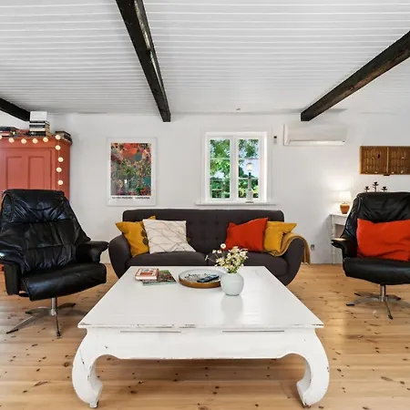 Helene Holiday home Akirkeby
